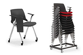 Sedie sovrapponibili con bracciolo, tavoletta scrittoio e carrello per il trasporto delle sedie impilate Key Ok
