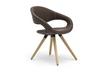 Sedie con gambe in legno per arredo negozi ed esercizi commerciali dal design ricercato